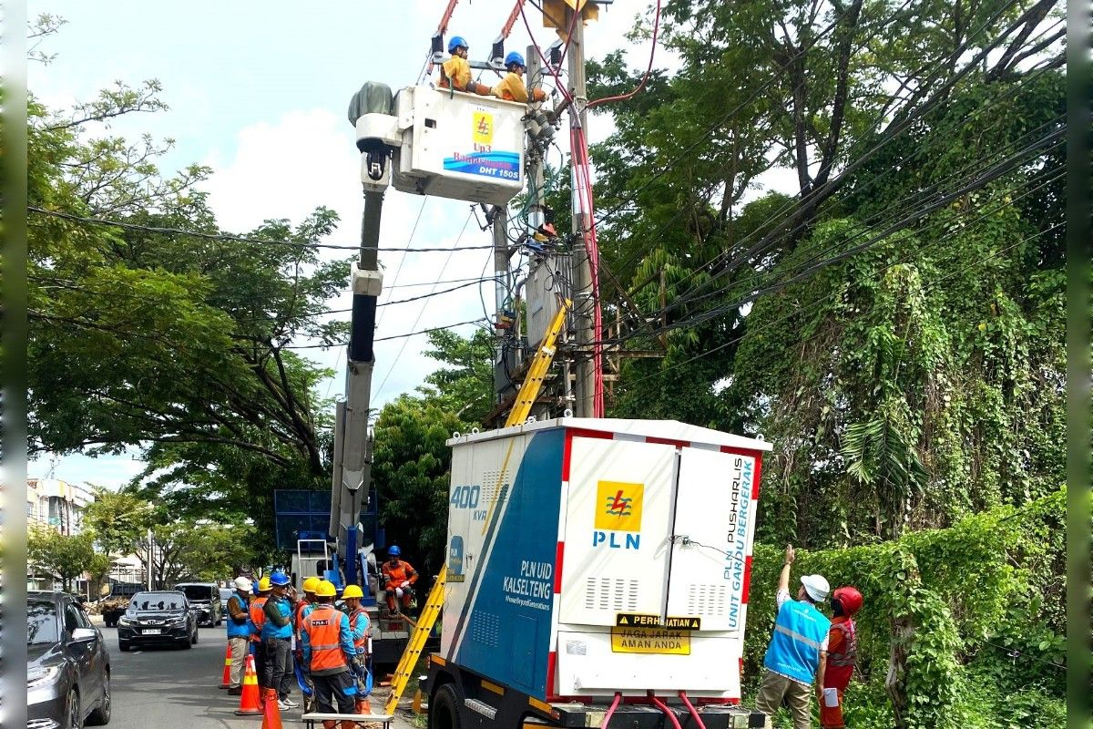 PLN lakukan pemeliharaan gardu tanpa padam pertama di Kalselteng