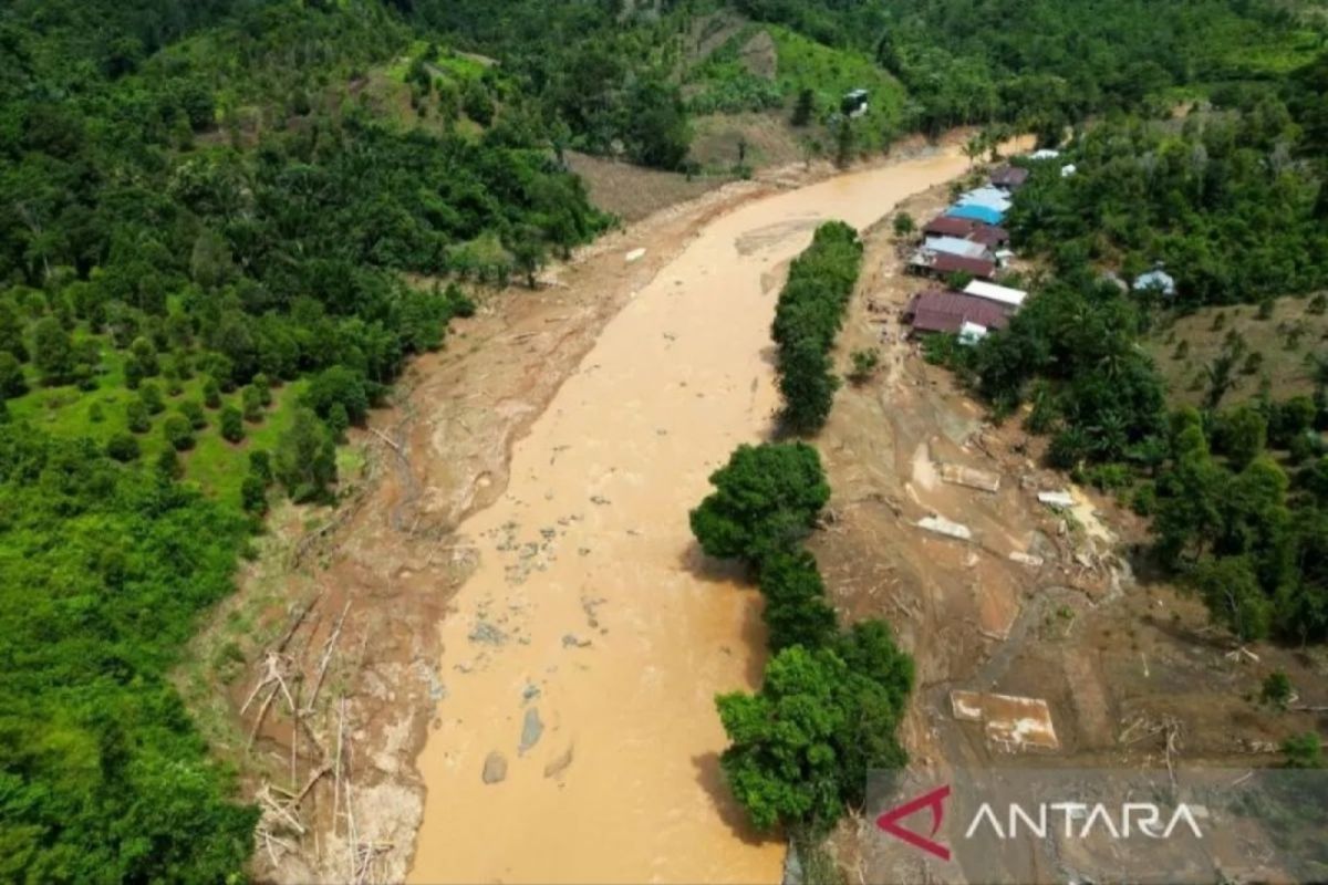 Korban banjir di Luwu manfaatkan masjid pengungsian