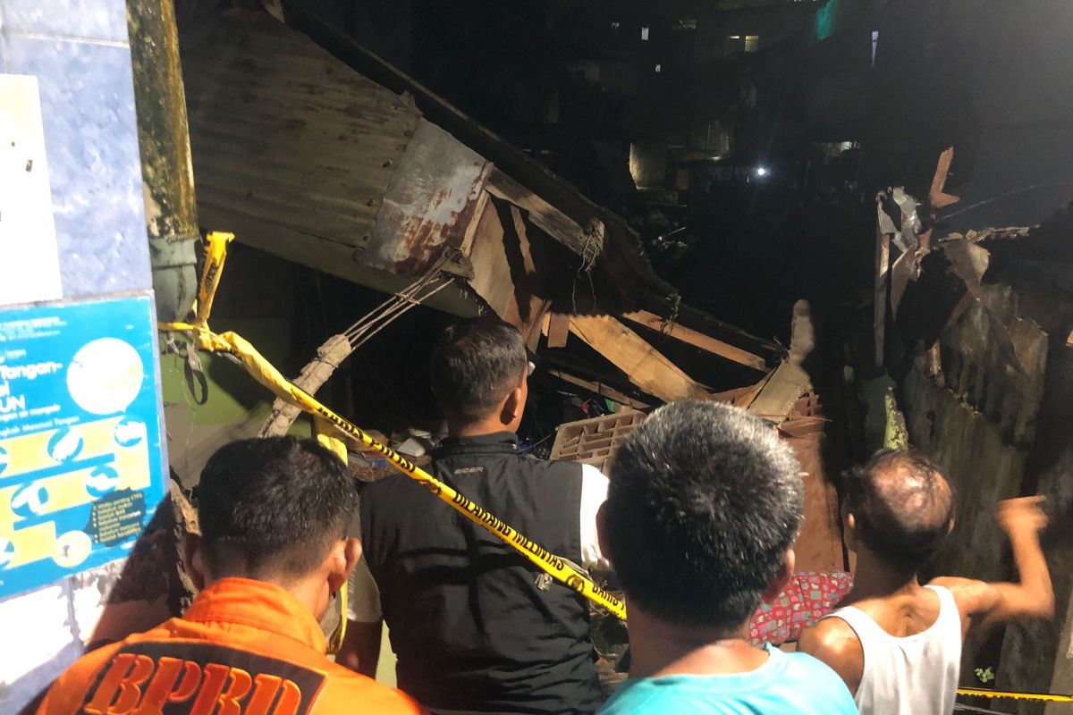 BPBD Bogor mengevakuasi korban rumah ambruk di Bondongan