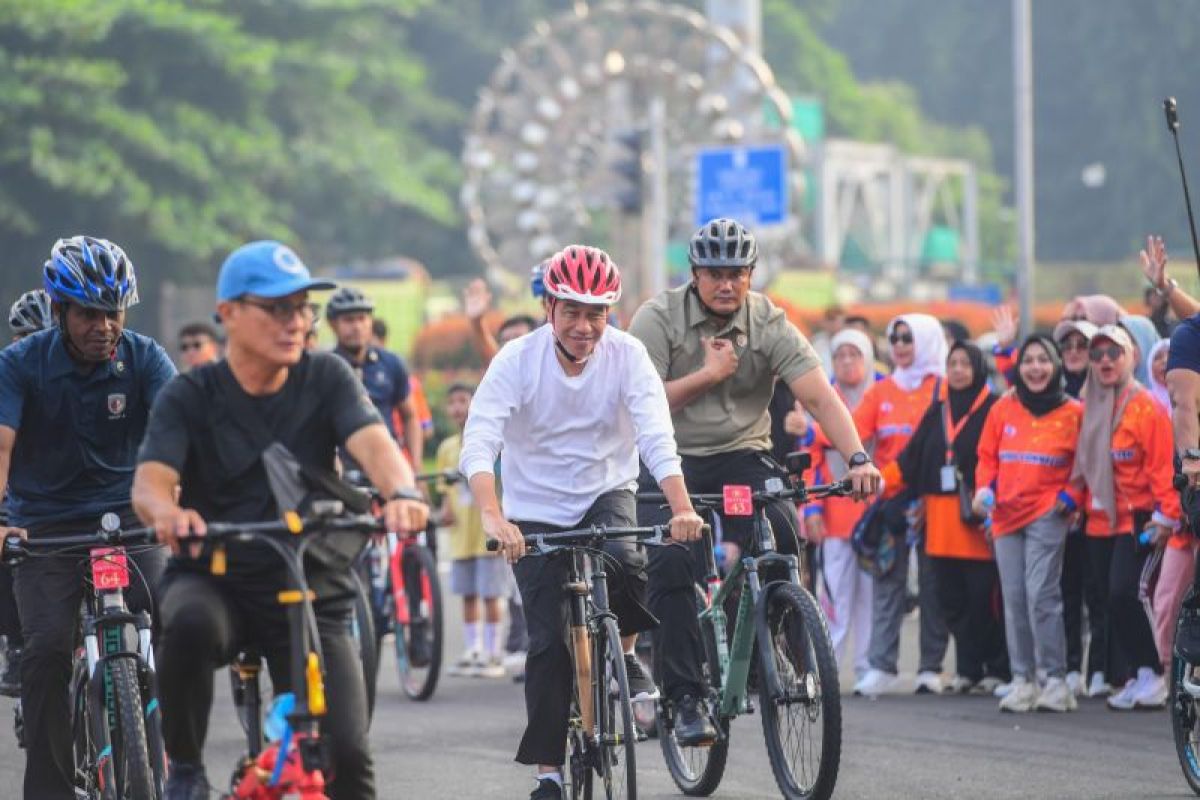 Presiden Jokowi bersepeda di sepanjang jalan Sudirman-Thamrin Jakarta Minggu pagi
