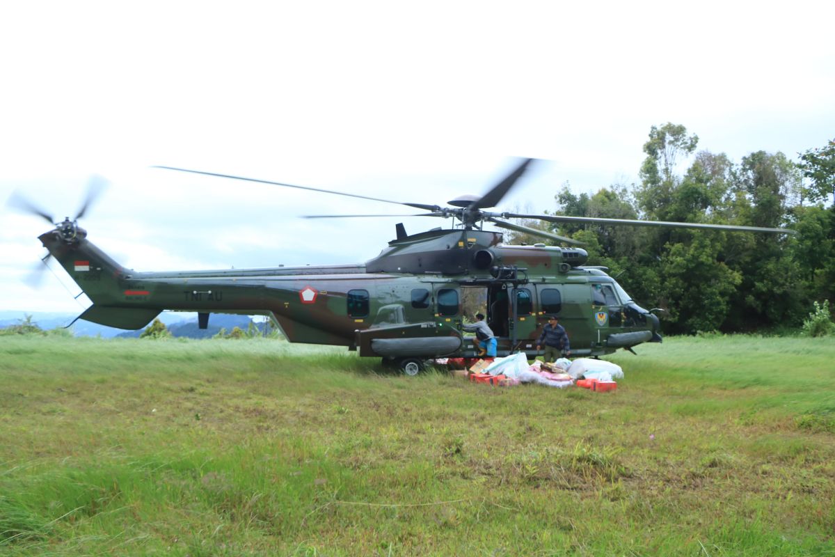 TNI AU distribusi logistik dan evakuasi korban terisolasi bencana Luwu