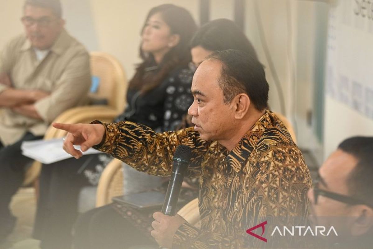 Minister urges Starlink to open operations center in Indonesia