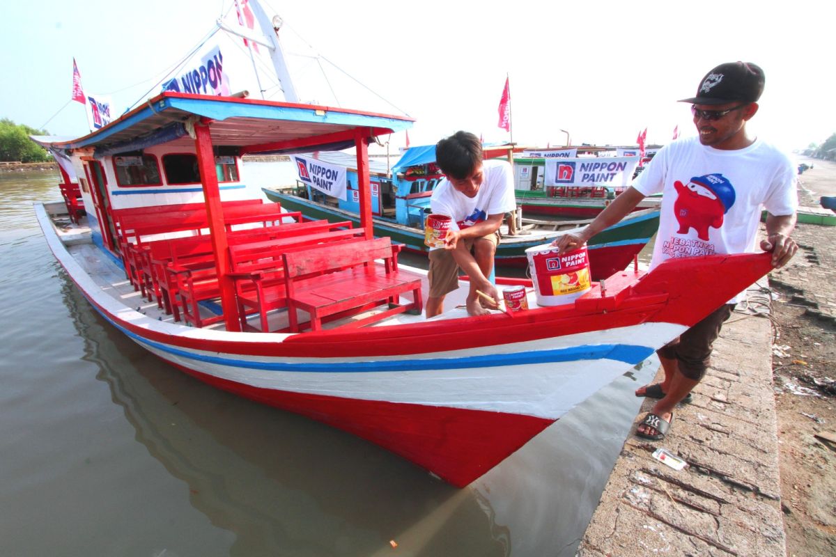 Tarik minat wisatawan, 15 kapal di Karangantu Serang dicat ulang