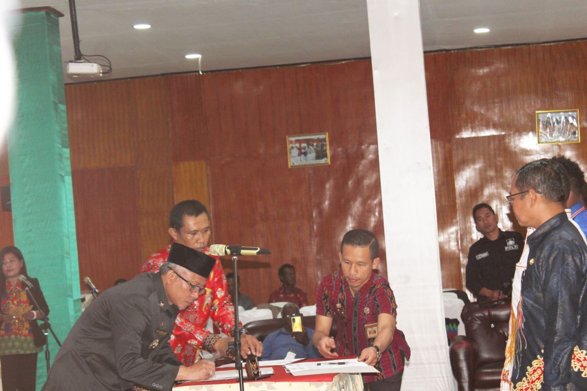 Pj Bupati Tumiran kukuhkan lembaga agama perkuat kerukunan di Puncak Jaya