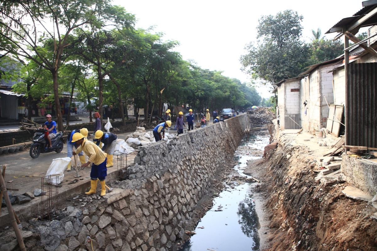 DPUPR Kota Tangerang percepat perapihan saluran air jalan irigasi sipon