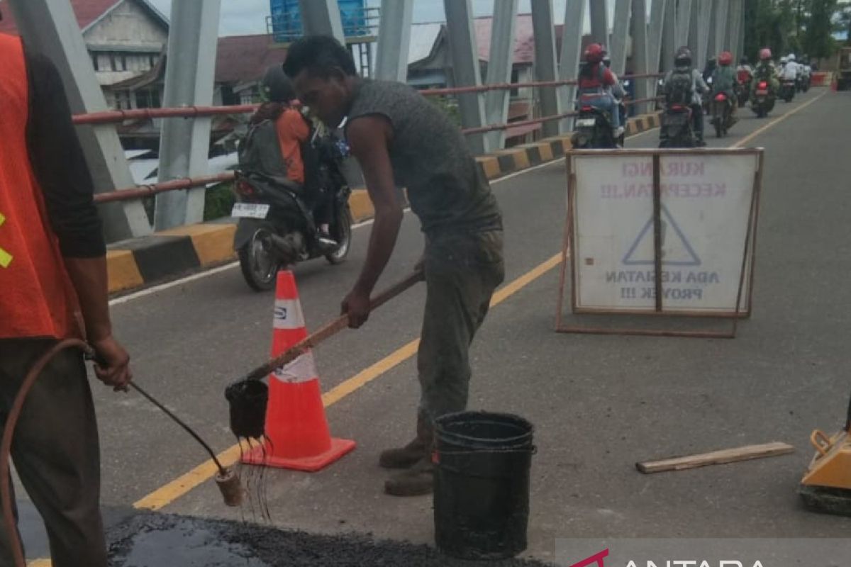 Kementerian PUPR melakukan pemeliharaan jembatan Uncak Kapuas