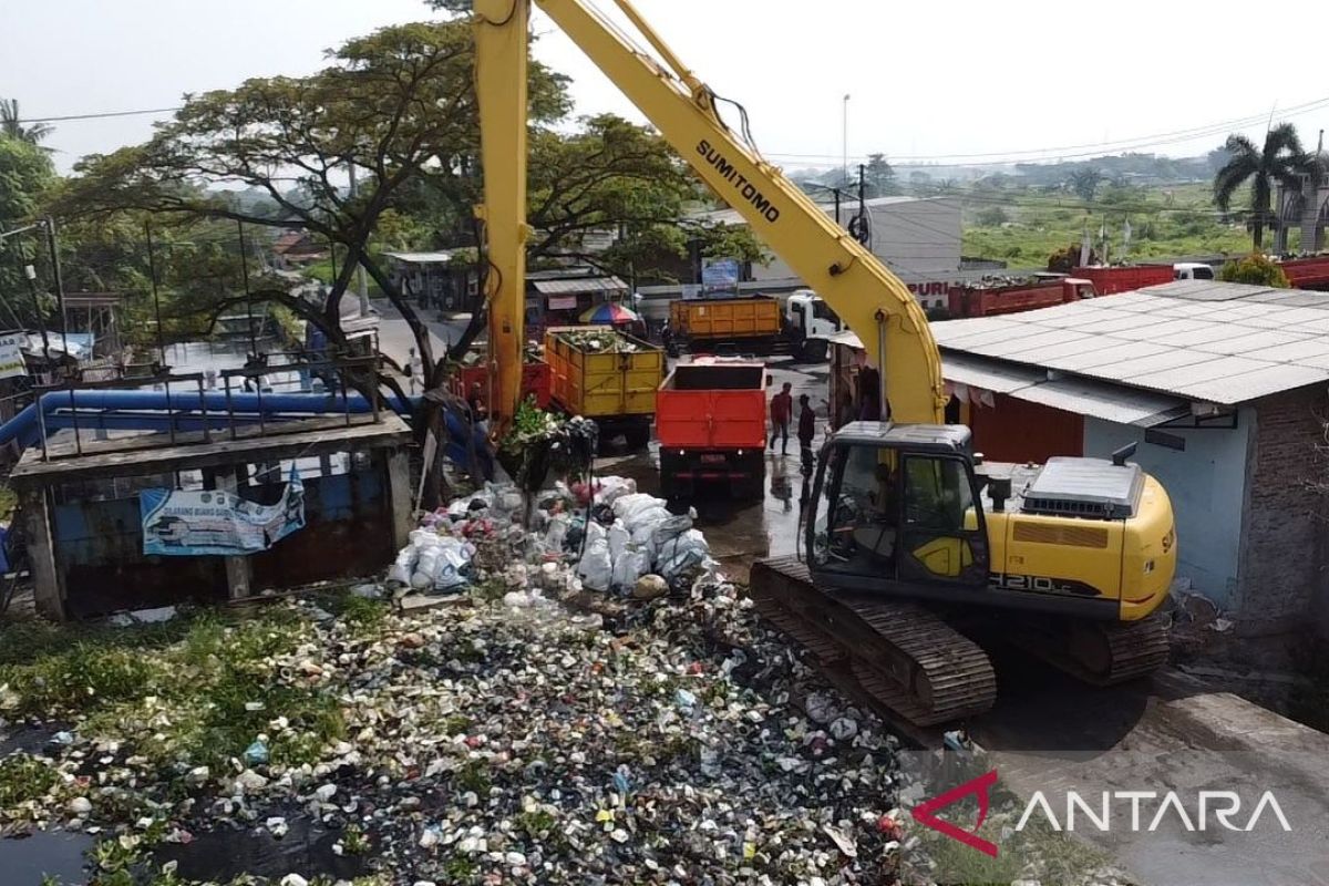 Bekasi angkat sampah sumbat aliran Sungai Cilemahabang