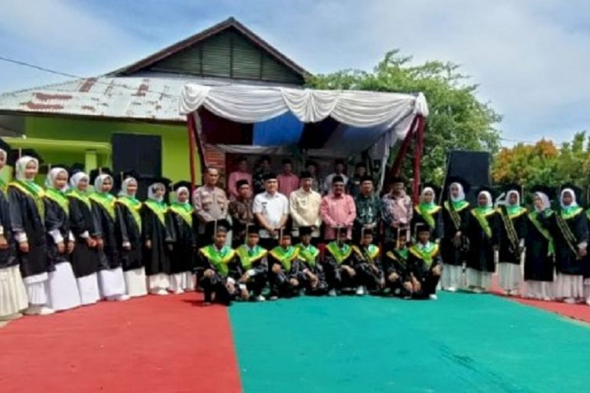 Bupati Pessel hadiri wisuda tahfidz MTSN 13 Pesisir Selatan