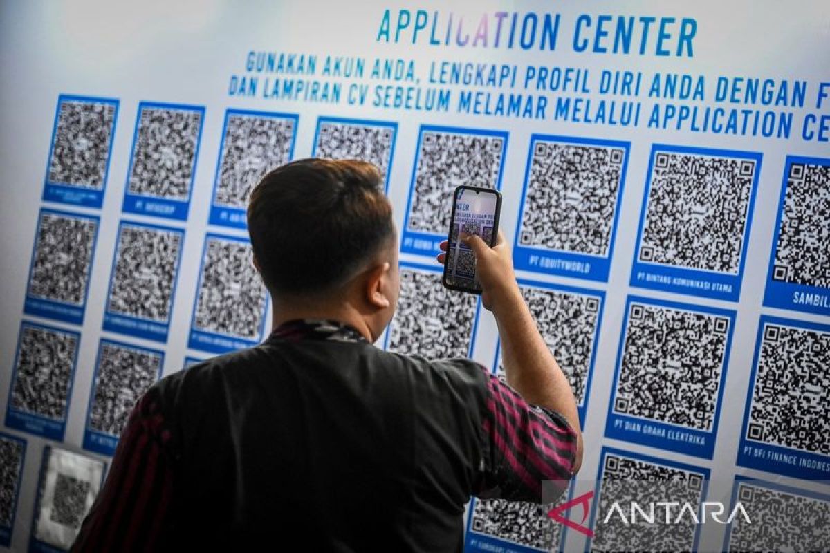 BPS sebut masyarakat bekerja meningkat 3,55 juta pada Feburari 2024