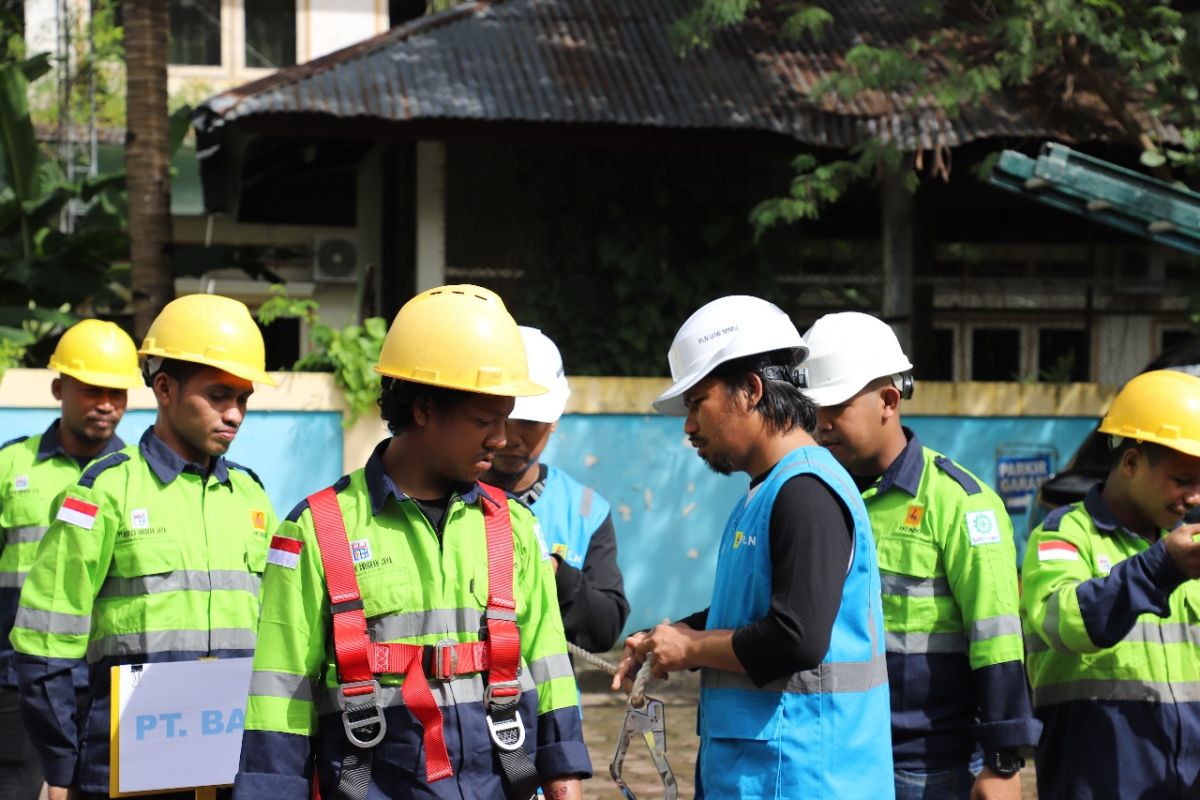 PLN  Maluku utamakan keselamatan dan kesehatan petugas