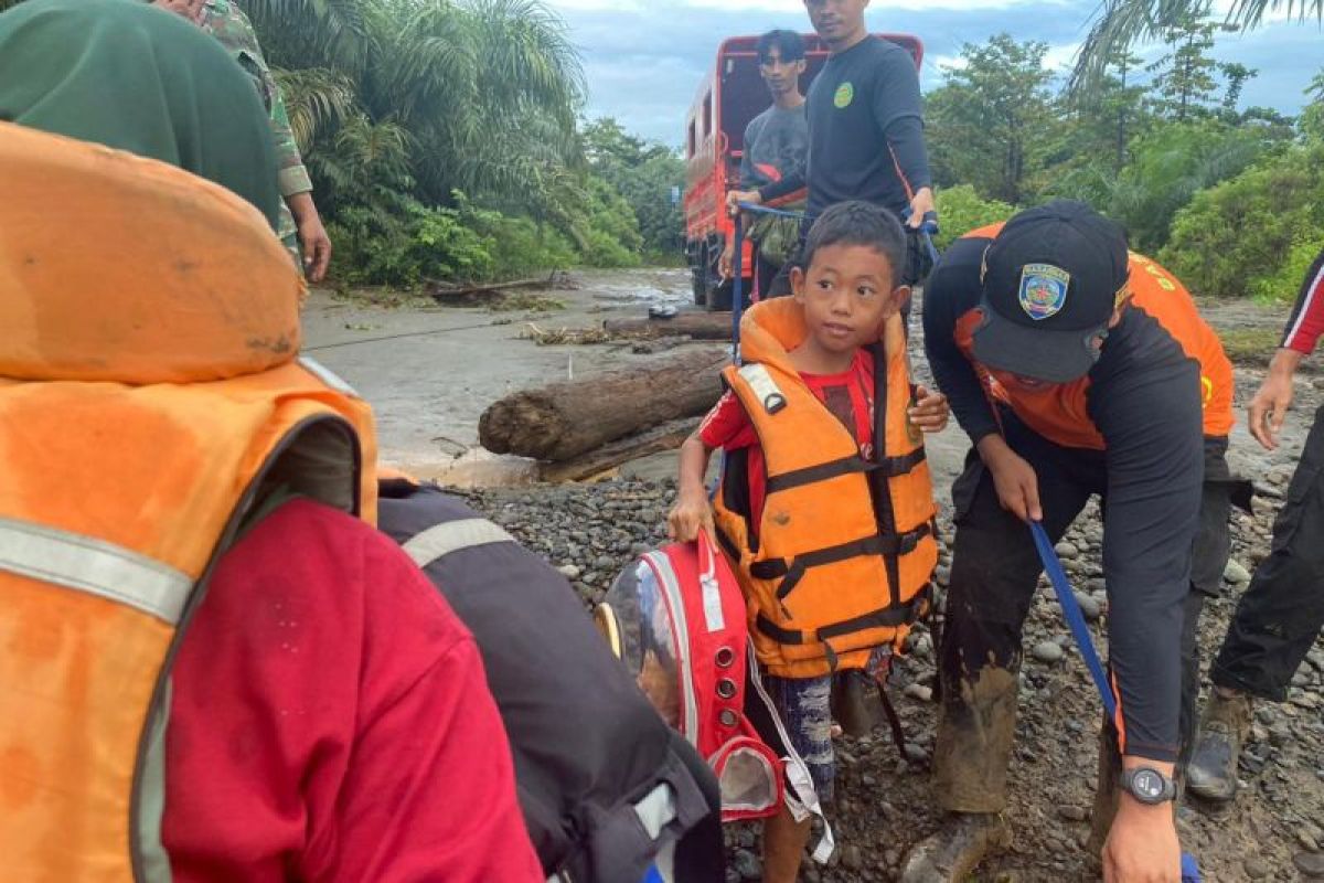 Tim SAR evakuasi tiga korban banjir di Kabupaten Morowali gunakan perahu karet