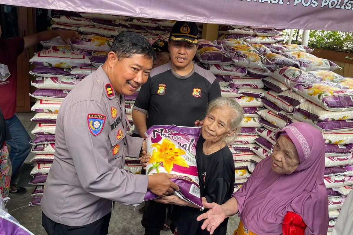 Polisi bagikan 1.000 karung beras bagi lansia di Grogol Petamburan