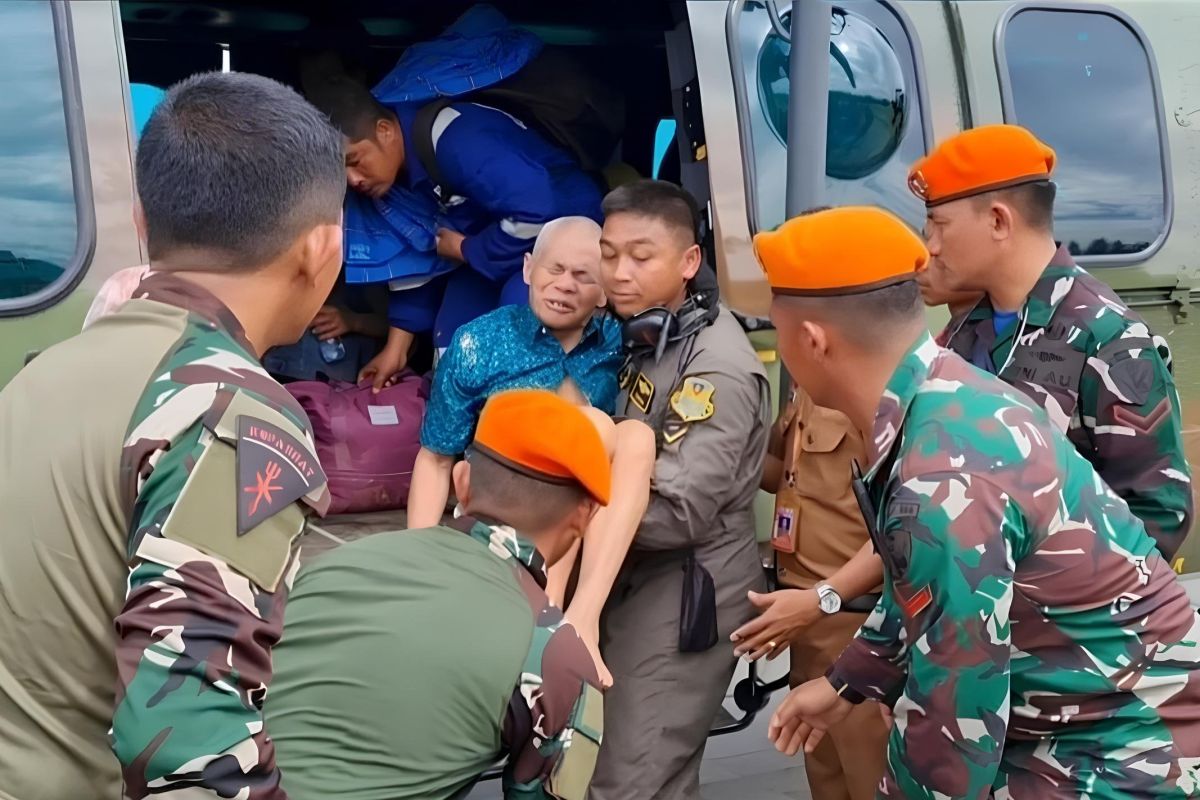 Helikopter TNI AU evakuasi 36 korban banjir di Luwu Sulsel