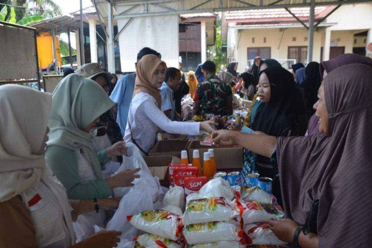 Pasar murah di Balangan jual minyak goreng Rp14.000 per liter