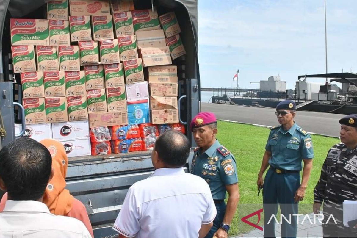 Bantuan logistik dari Lantamal VI Makassar tiba di lokasi bencana di Luwu
