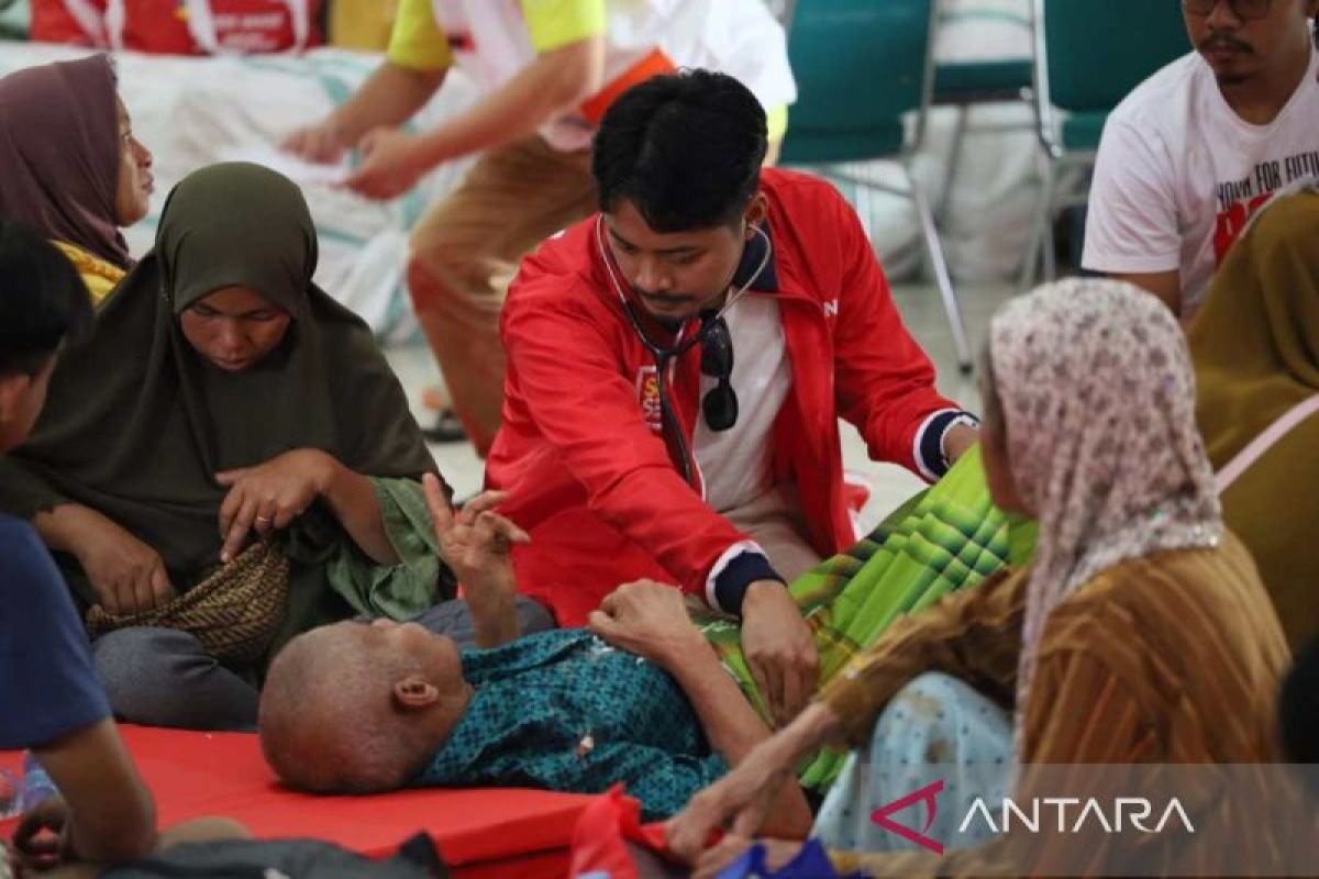 Tim medis Pemkot Makassar periksa kesehatan korban banjir