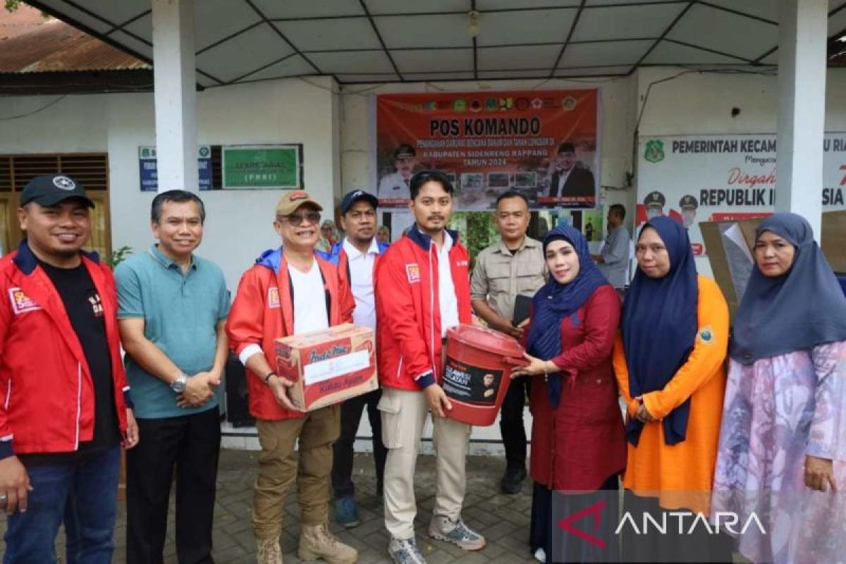 Paket bantuan kemanusiaan dari Pemkot Makassar tiba di posko banjir Sidrap