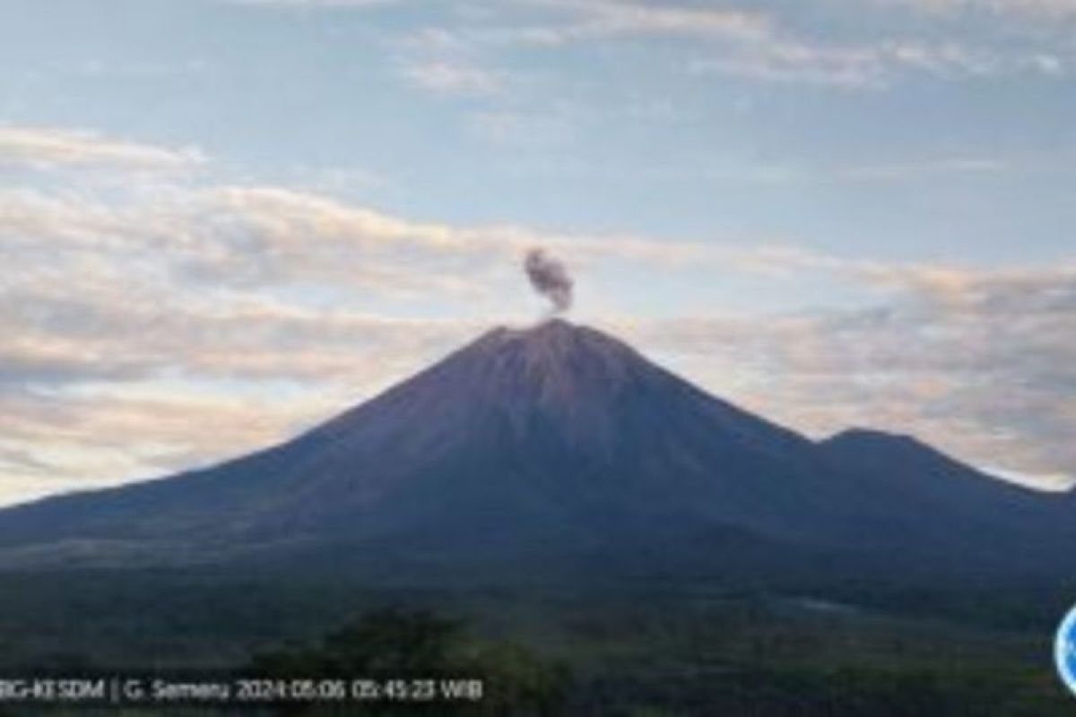 Gunung Semeru kembali erupsi disertai letusan abu vulkanik