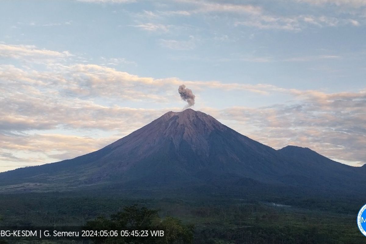 Gunung Semeru kembali erupsi disertai letusan abu vulkanik pada Senin pagi