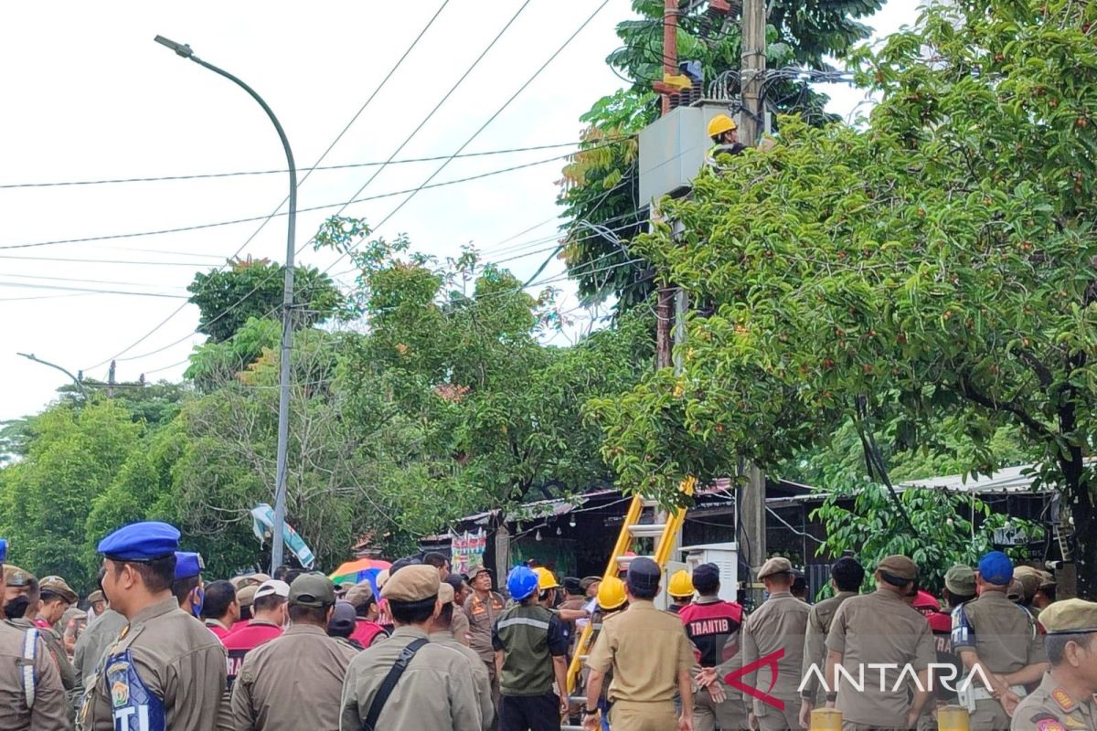 Pemkot Kendari segel warung PKL di kawasan Eks MTQ