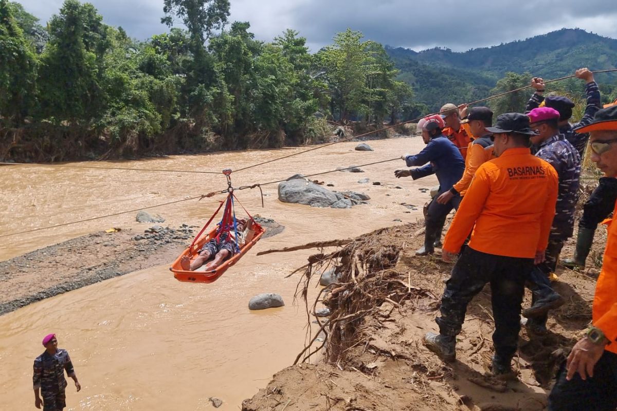 SAR Gabungan evakuasi 8 warga terisolasi pascabencana di Luwu