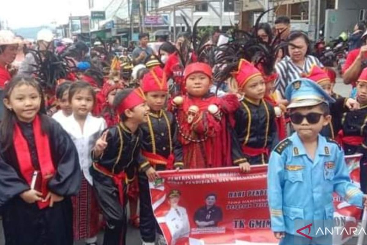 Siswa PAUD, TK, SD di Tomohon meriahkan Pawai Bocah Hardiknas 2024