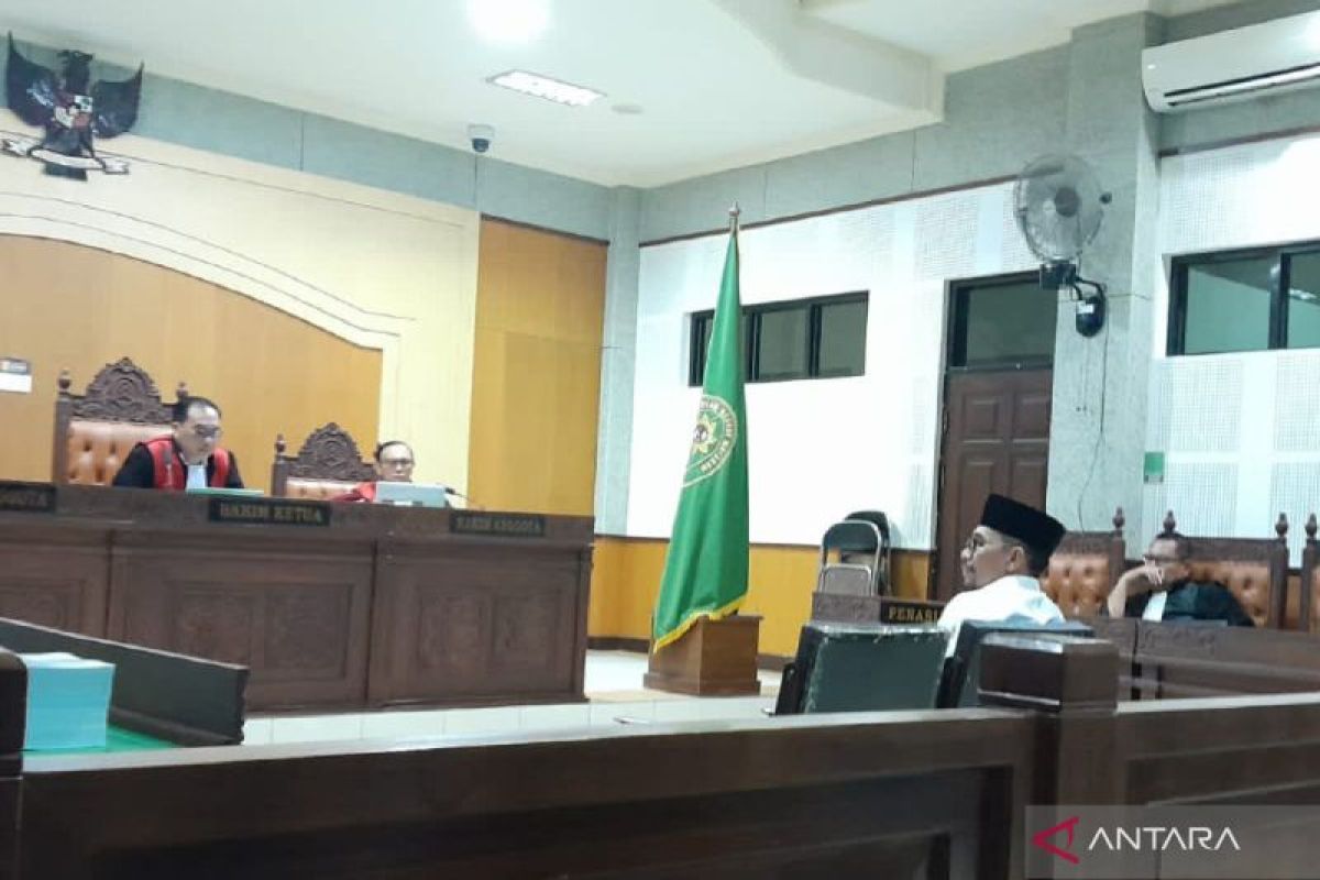Mantan Wali Kota Bima dituntut 9 tahun enam bulan penjara