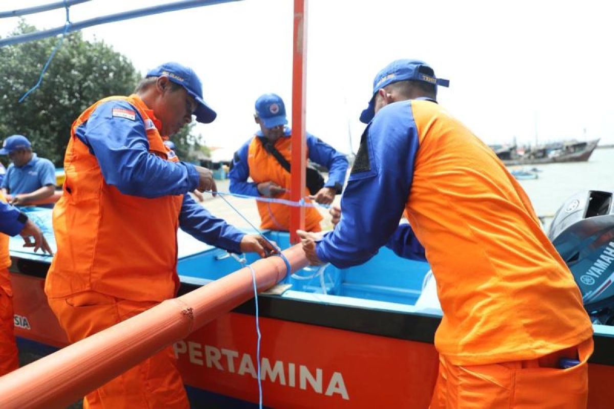 Pertamina serahkan perahu pertolongan untuk nelayan Cilacap