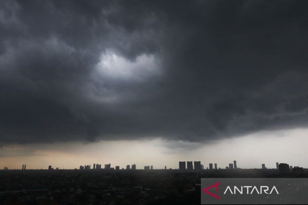 Hujan angin dan petir berpotensi terjang mayoritas wilayah Indonesia