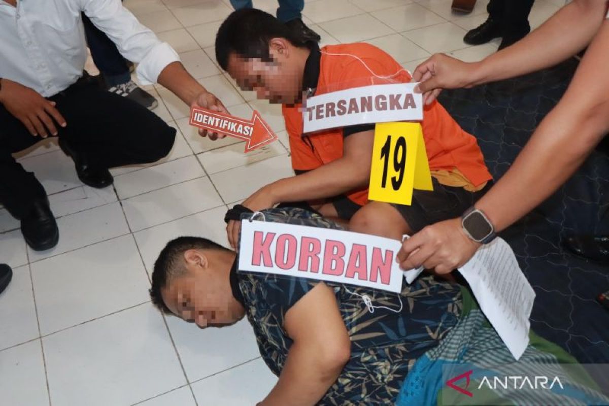Polresta Mataram gelar reka adegan pembunuhan waria di kos