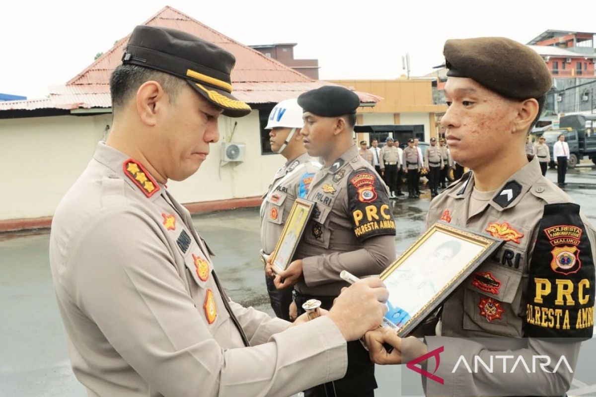 Polsek Pelabuhan Ambon dapat penghargaan ungkap penyelundupan senpi ke Papua