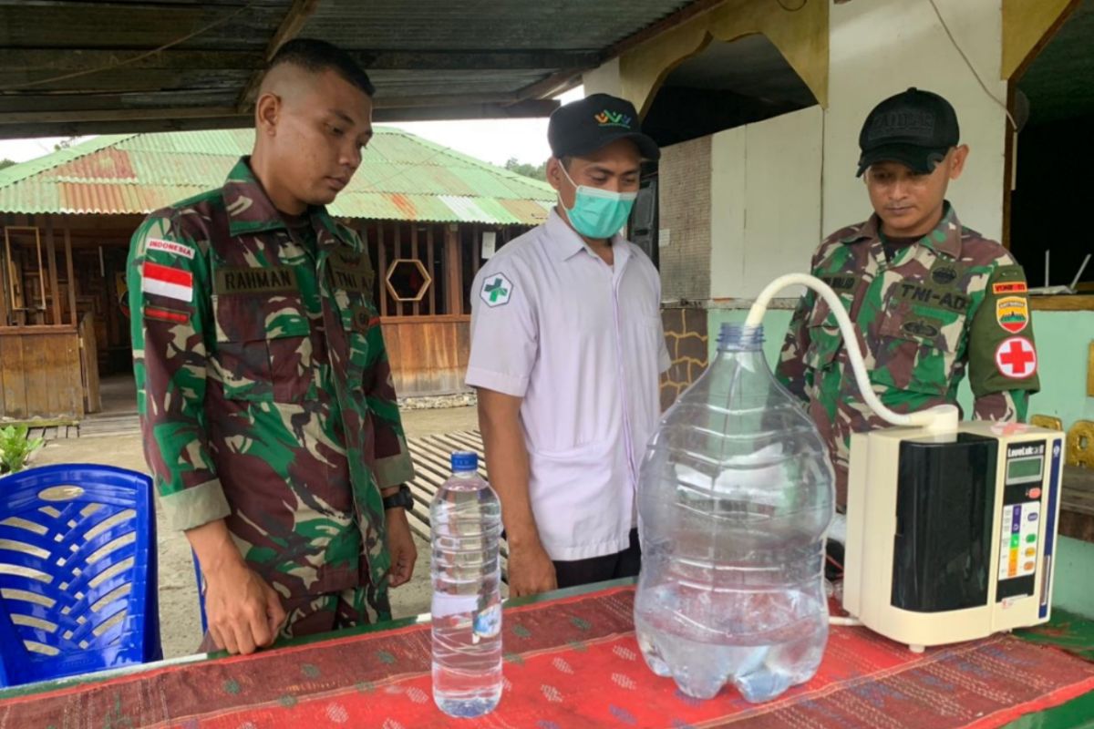 Satgas Pamtas RI-PNG bantu pembuatan penyaringan air bersih di Keerom