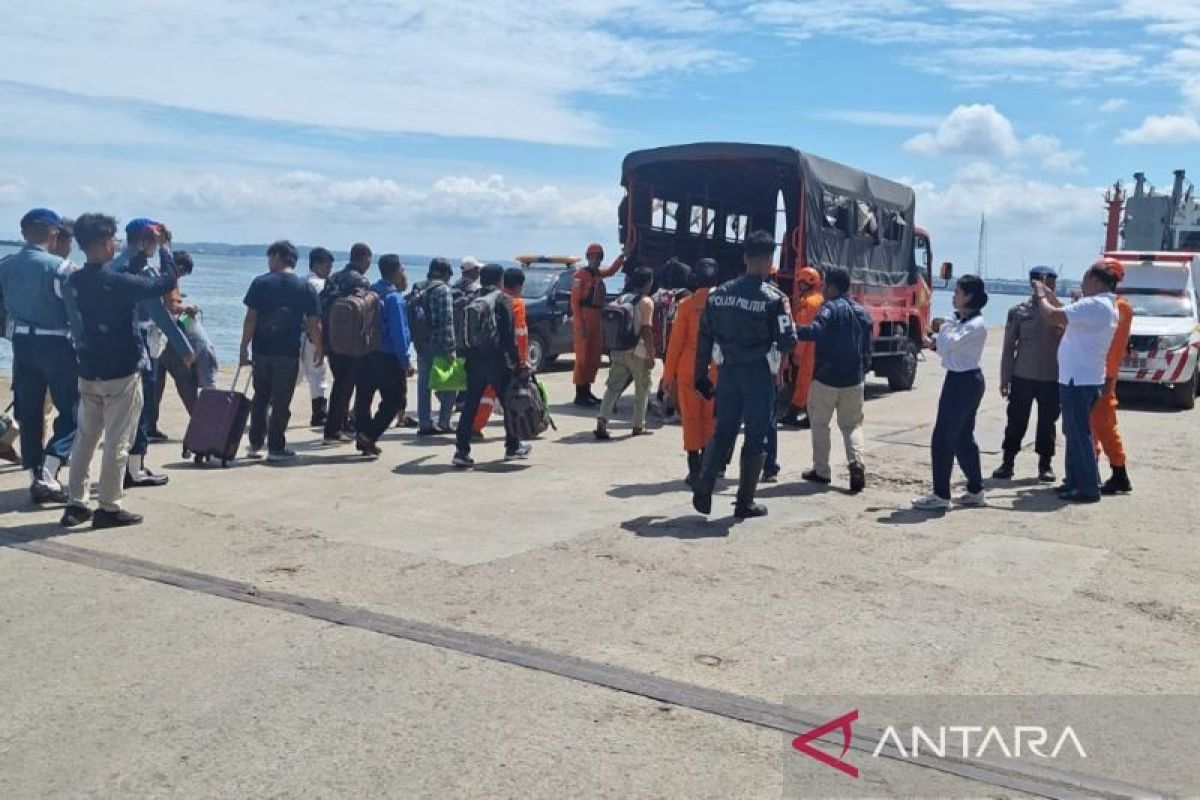 KSOP Balikpapan jemput 16 kru kapal KM Mitra Bahari IX yang tenggelam