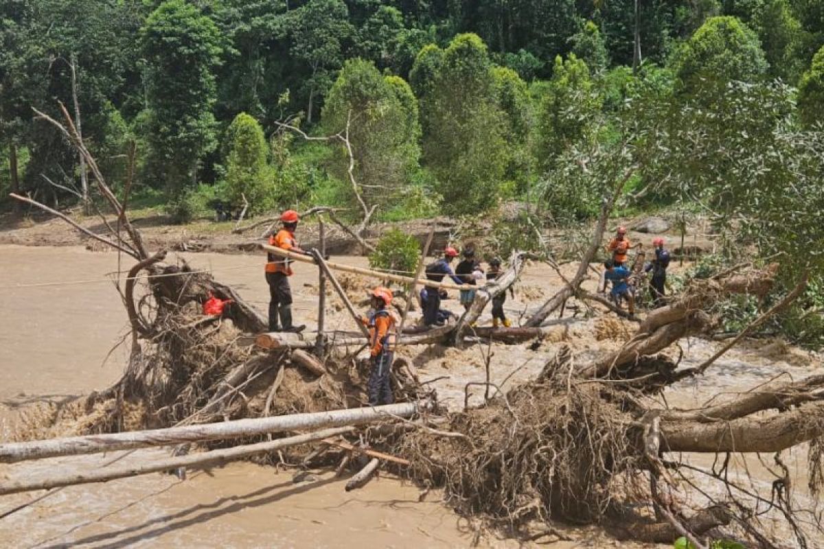 Basarnas Makassar evakuasi 52 korban banjir di Latimojong Luwu