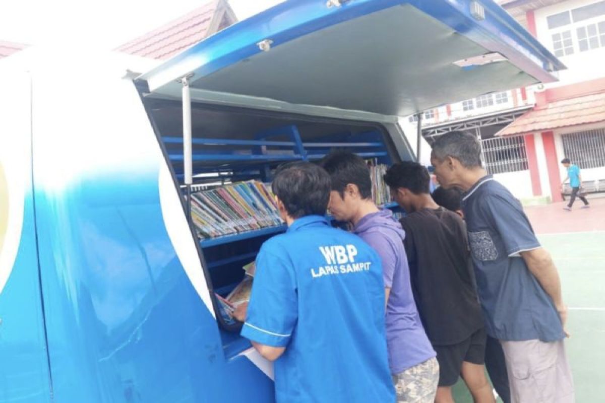 Lapas Sampit menyediakan perpustakaan keliling untuk menambah wawasan WBP