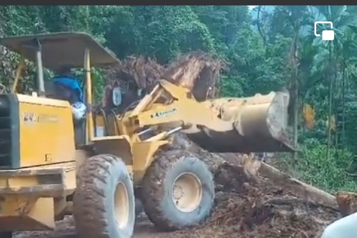 Dinas PUPR lakukan pembersihan material longsor di Ruas Jalan Koto Pulai-Tatanggo Pesisir Selatan