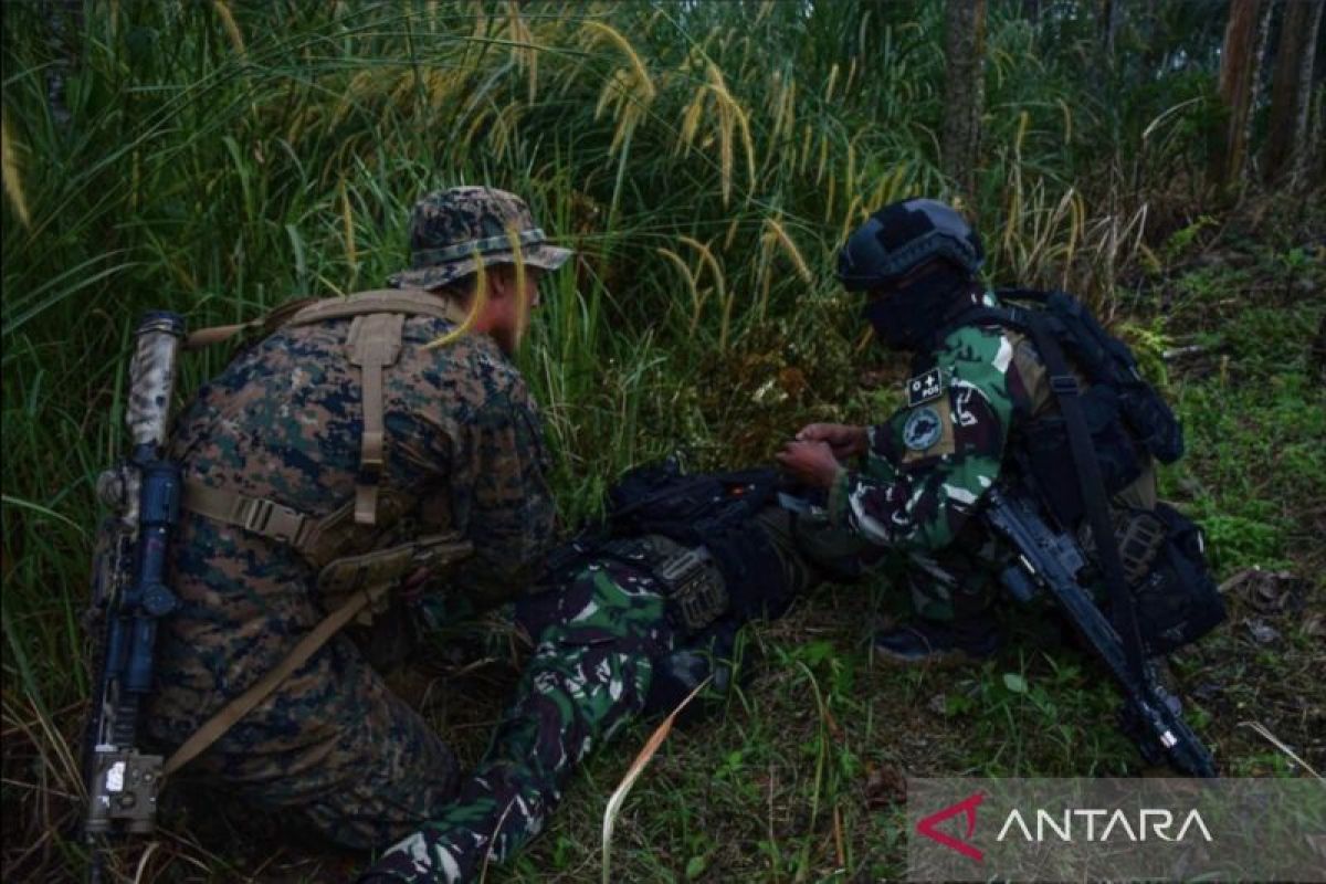 TNI AL dan Marinir AS latihan rawat korban tempur