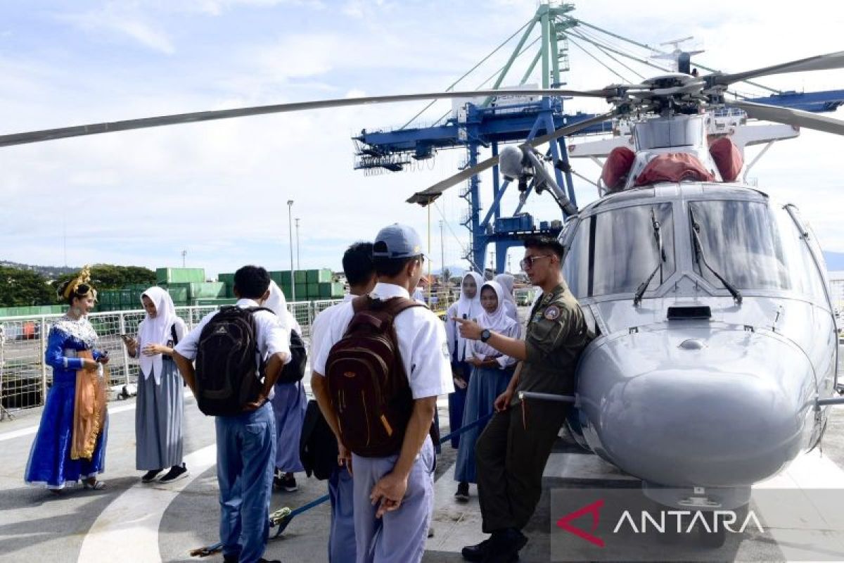 Operasi Trisila TNI AL sandar di Ternate