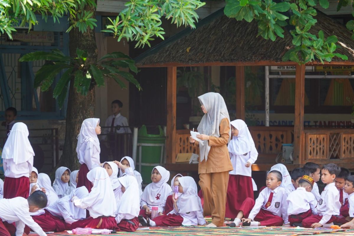 Hadapi suhu panas, sekolah dasar di Banda Aceh inisiasi belajar di ruang terbuka