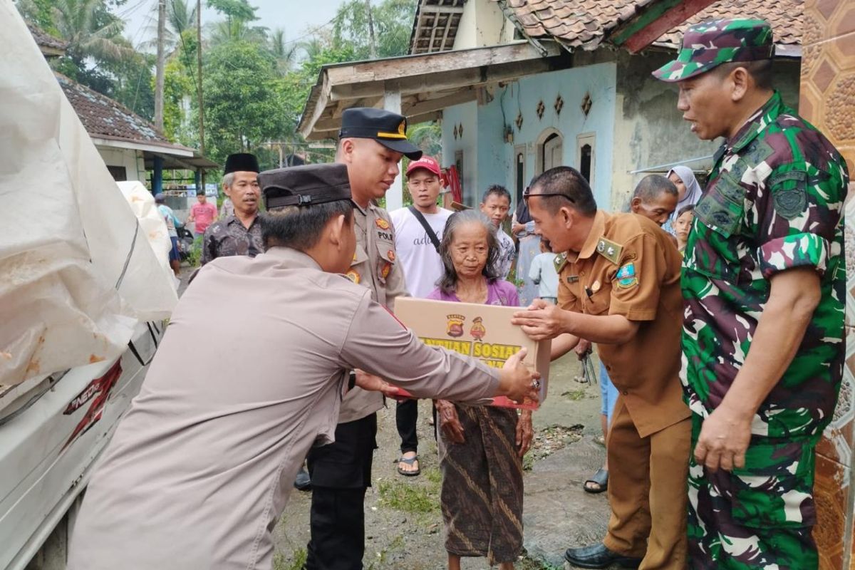 Polda Banten salurkan 300 paket sembako untuk korban banjir Serang