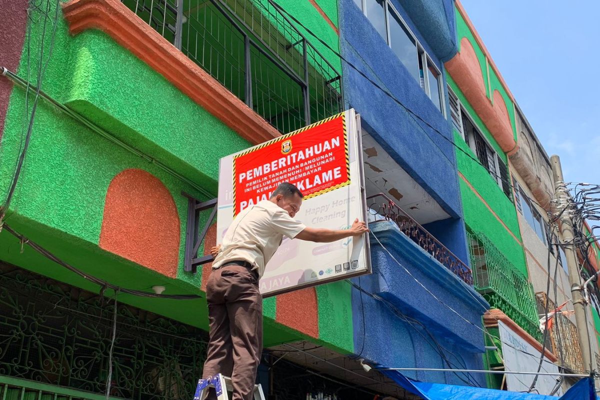 Pemkot Bandarlampung pasangi stiker di tempat usaha penunggak pajak