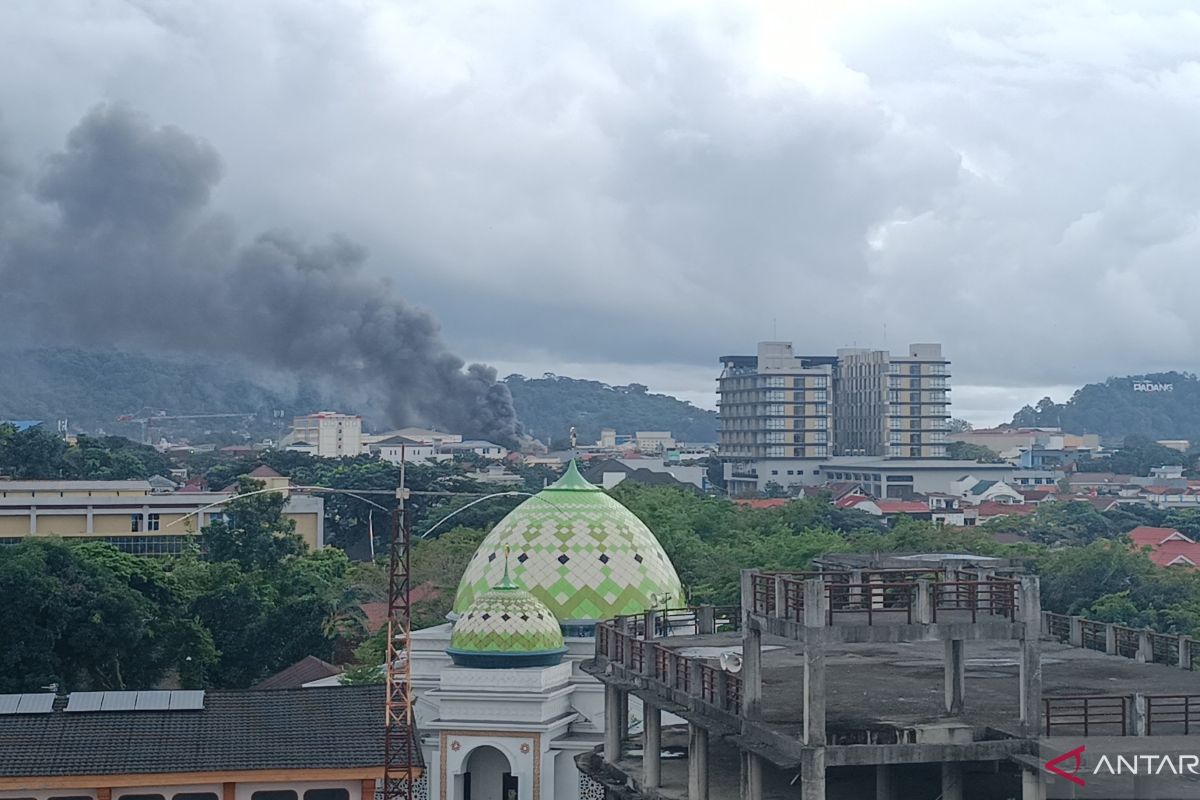 Toko mainan di Pasar Raya Blok A Padang terbakar