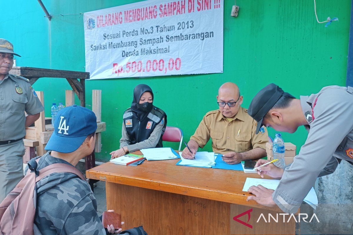 Jaksel denda pembuang sampah di depan Lokbin Pasar Minggu