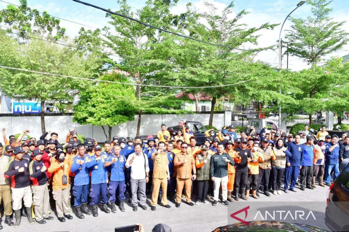 Tim relawan Kota Palopo disebar bersihkan sisa material banjir