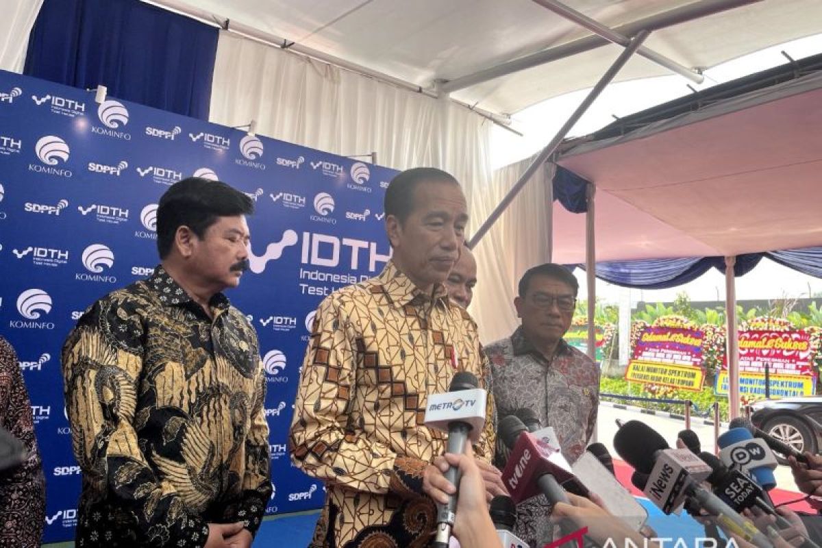 Presiden Jokowi berkelakar berlabuh di pelabuhan usai lengser