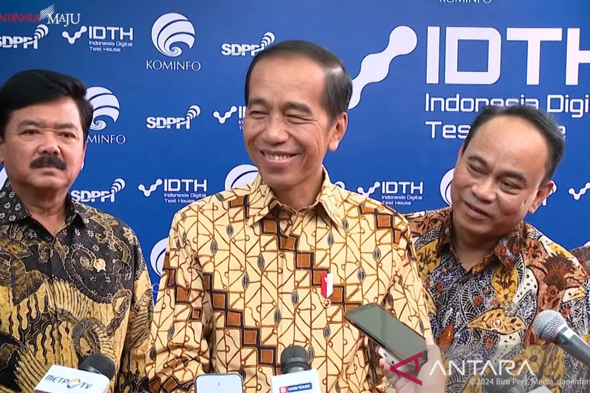 Respons Jokowi tersenyum terkait inisiasi pertemuan Prabowo-Mega