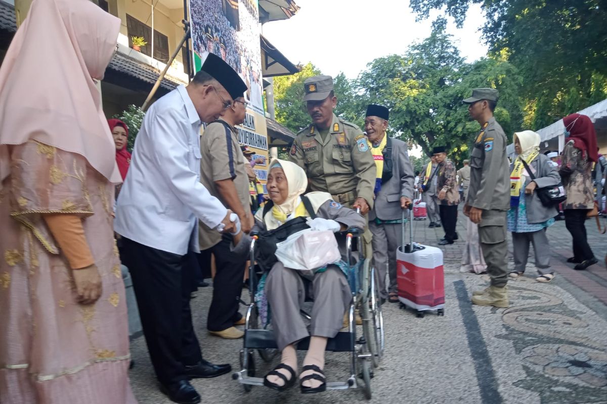 20 calon haji di Mataram gunakan kursi roda