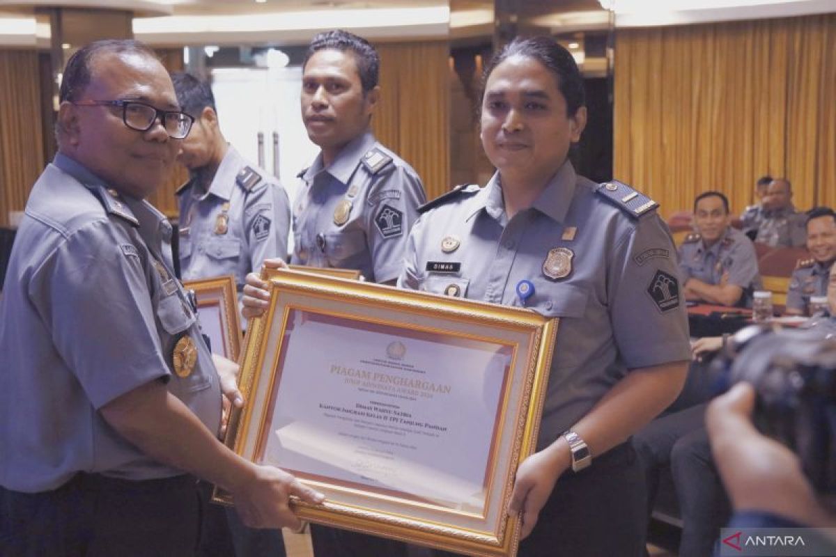 Pegawai Kantor Imigrasi Tanjungpandan terima  Jusuf Adiwinata Award 2024