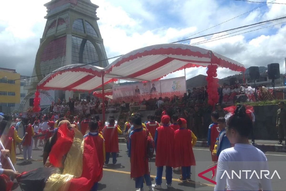 Pawai Hardiknas di Tomohon meriah