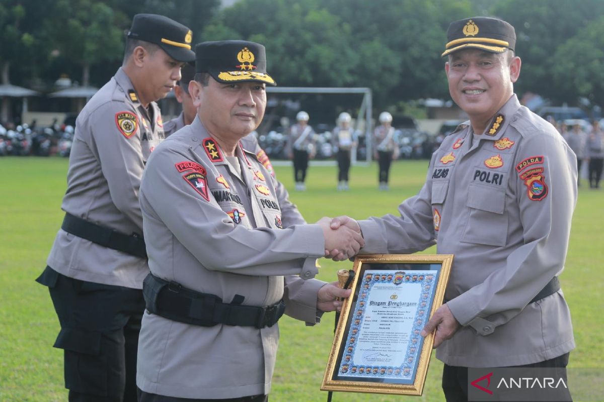 Kapolda NTB berikan penghargaan tujuh personel berprestasi di 2024